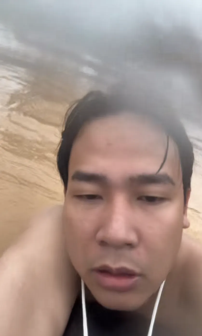 游泳途中的谢先生。 游泳途中的谢先生。