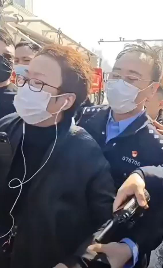 在爆炸现场，十几名警察推搡阻拦记者。