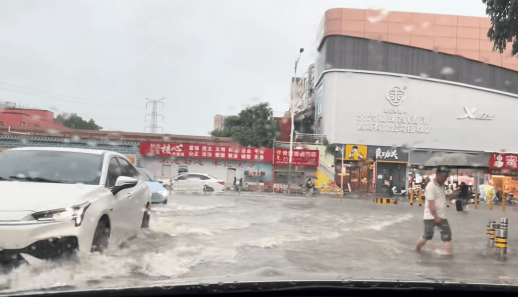 深圳18日暴雨致多地水浸。 抖音 深圳18日暴雨致多地水浸。 抖音