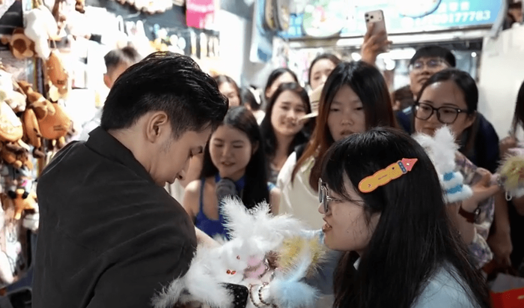 游客挤满摊档选购老板手作的“新疆Labubu”。新疆广播电视台 游客挤满摊档选购老板手作的“新疆Labubu”。新疆广播电视台
