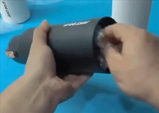 打开底座水杯可暗藏手机。 打开底座水杯可暗藏手机。