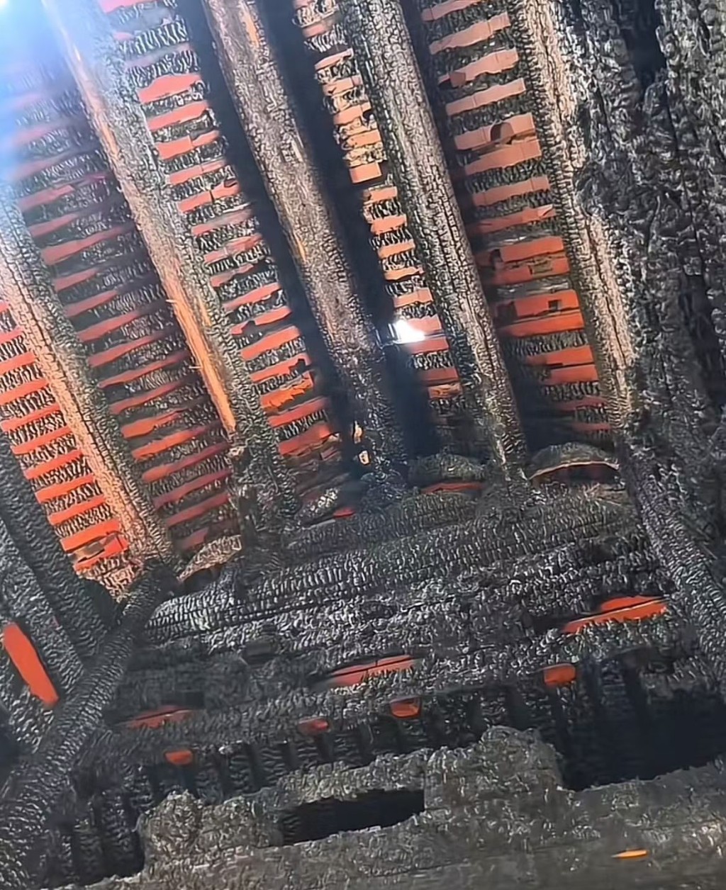 网传福建安溪庙宇遭雷击着火。微博@昆仑山小神仙 网传福建安溪庙宇遭雷击着火。微博@昆仑山小神仙