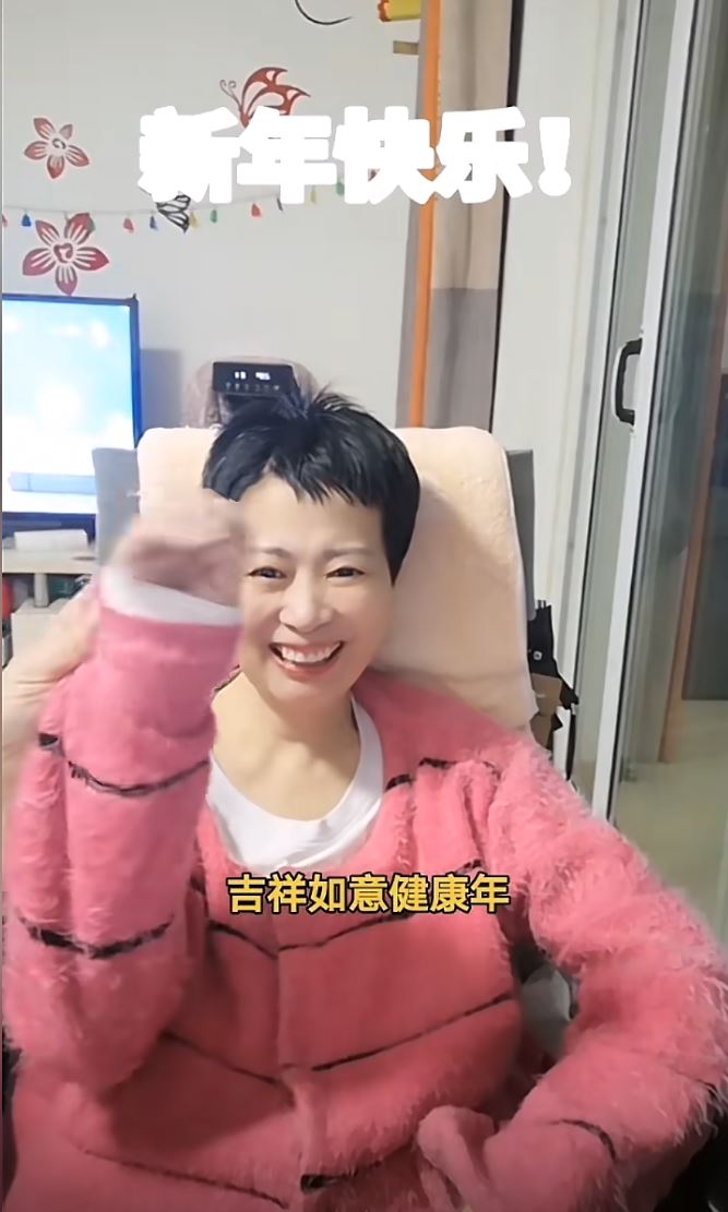 李小中患渐冻人症，现在生活已不能自理。抖音