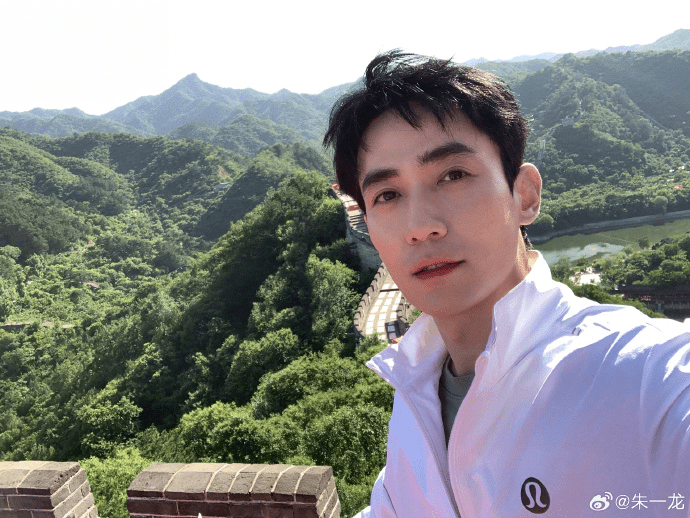 朱一龙太鼓风波,Lululemon长城活动被指用日本太鼓,引发争议。 朱一龙太鼓风波,Lululemon长城活动被指用日本太鼓,引发争议。