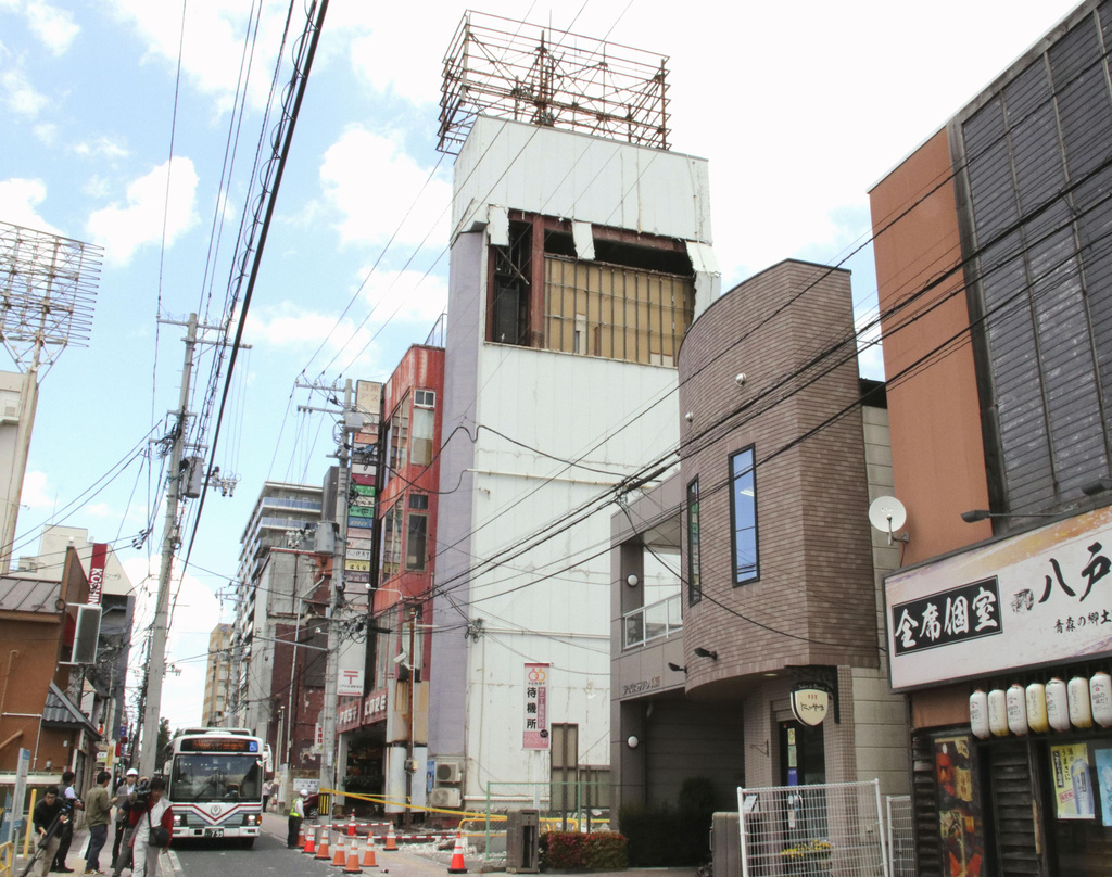 2026年6月25日星期四,日本北部青森县八户市发生地震,一栋建筑物的墙壁部分受损。美联社 2026年6月25日星期四,日本北部青森县八户市发生地震,一栋建筑物的墙壁部分受损。美联社