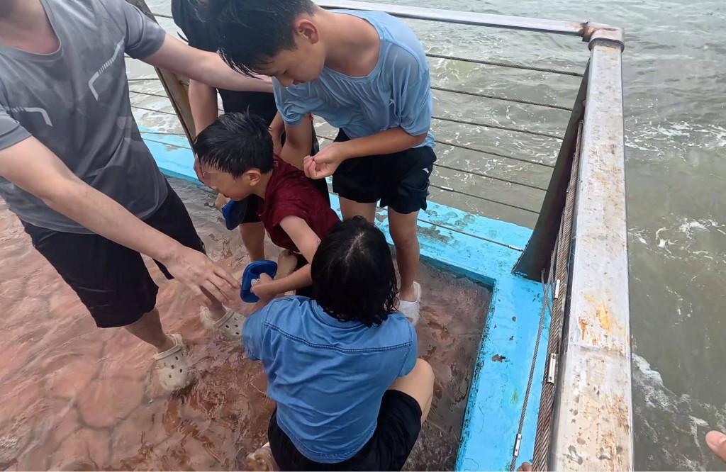 男童被海浪卷出护拦，幸多名旅客合力救回。抖音＠Sky__远渡