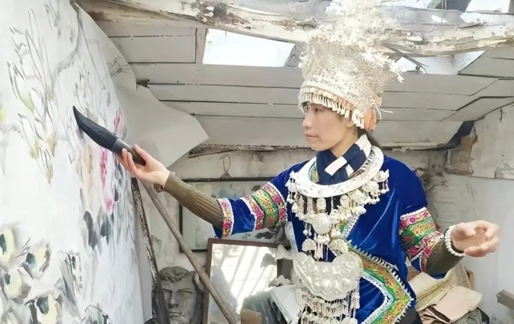 陈翠菊由险死工厂妹变高级画师,故事离奇又充满人性光辉。 陈翠菊由险死工厂妹变高级画师,故事离奇又充满人性光辉。