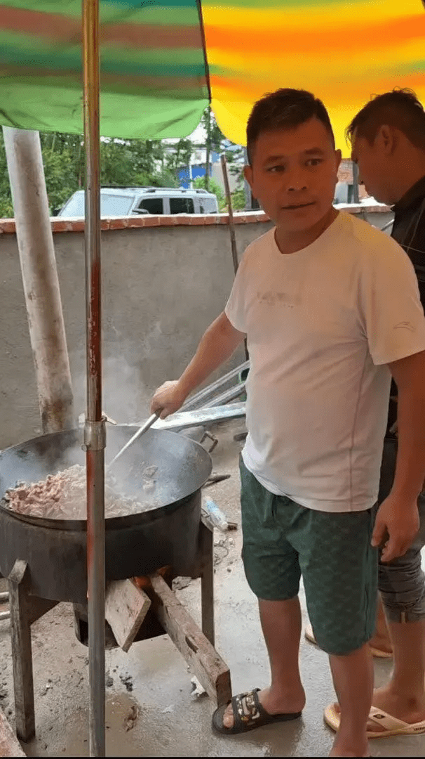 养猪场万六猪被冲走,猪农损失高达5,000多万元人民币。 养猪场万六猪被冲走,猪农损失高达5,000多万元人民币。