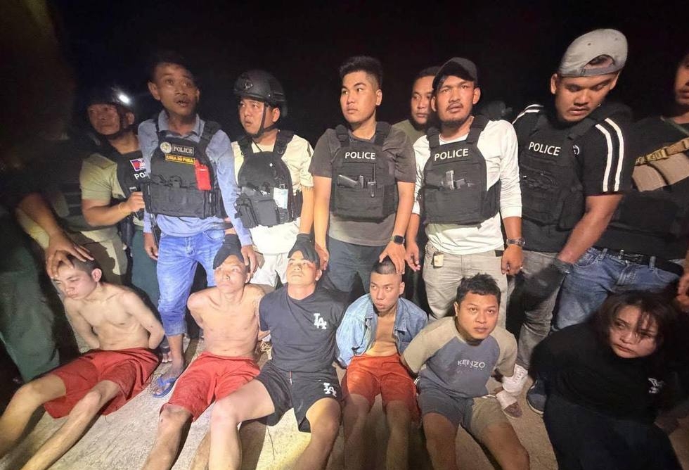 警方在林区实施围捕,将逃脱的5名在押人员及女子全部查获。 柬中时报 警方在林区实施围捕,将逃脱的5名在押人员及女子全部查获。 柬中时报