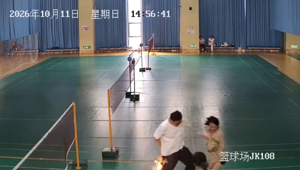 湖北汉手机放裤袋打羽毛球，跌倒爆炸火烧后栏重伤。