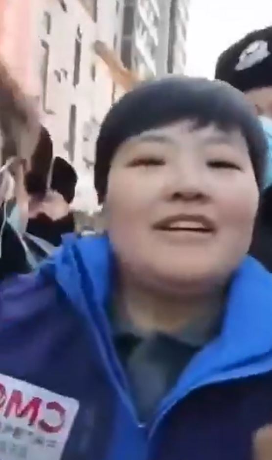 央视记者许梦哲发布自己在爆炸现场采访时被十几名警察推搡阻拦的影片。
