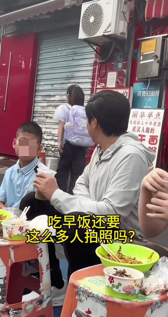 小女孩抛下一句“吃早饭还要这么多人拍照”。 小女孩抛下一句“吃早饭还要这么多人拍照”。
