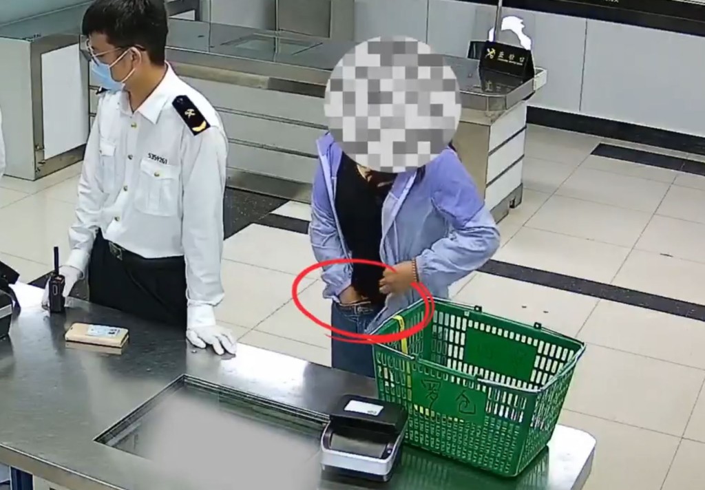 女子被查时趁机在内裤掏出银砖丢落地上，企图脱身。海关发布