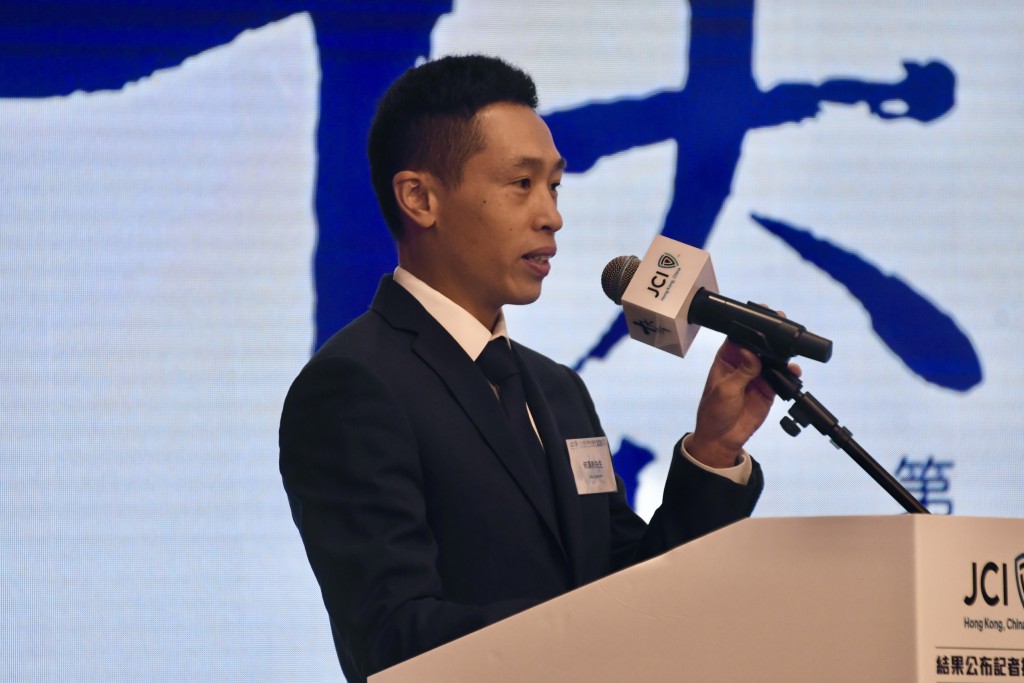 香港顶尖华人骑师何泽尧成功入选&ldquo;十大杰出青年选举2026&rdquo;，成为历来首位获选&ldquo;十大杰出青年&rdquo;的华人骑师。杨骏尧摄