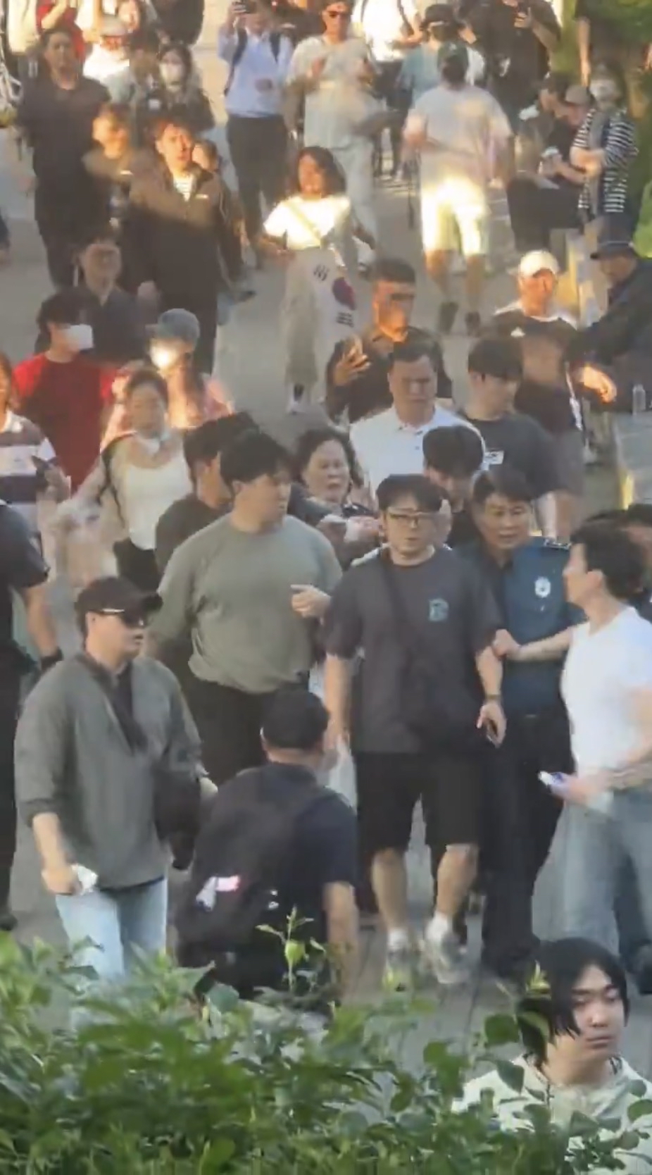 网民指JTBC女记者试图翻窗逃跑时被示威者&ldquo;抓获&rdquo;，现场一片混乱。 X@wzwcxx