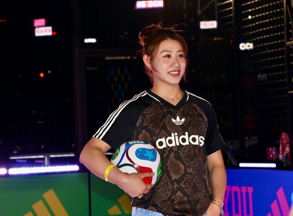 佘佘曾陪爷爷看世界杯。徐嘉华摄 佘佘曾陪爷爷看世界杯。徐嘉华摄