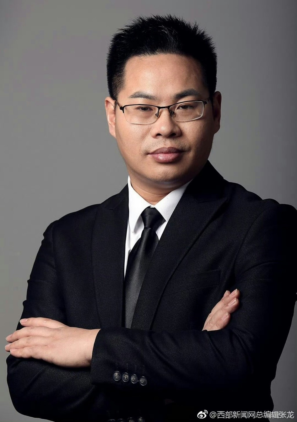 张龙以“文化大师”等假人设参加各类文化慈善活动。 张龙以“文化大师”等假人设参加各类文化慈善活动。