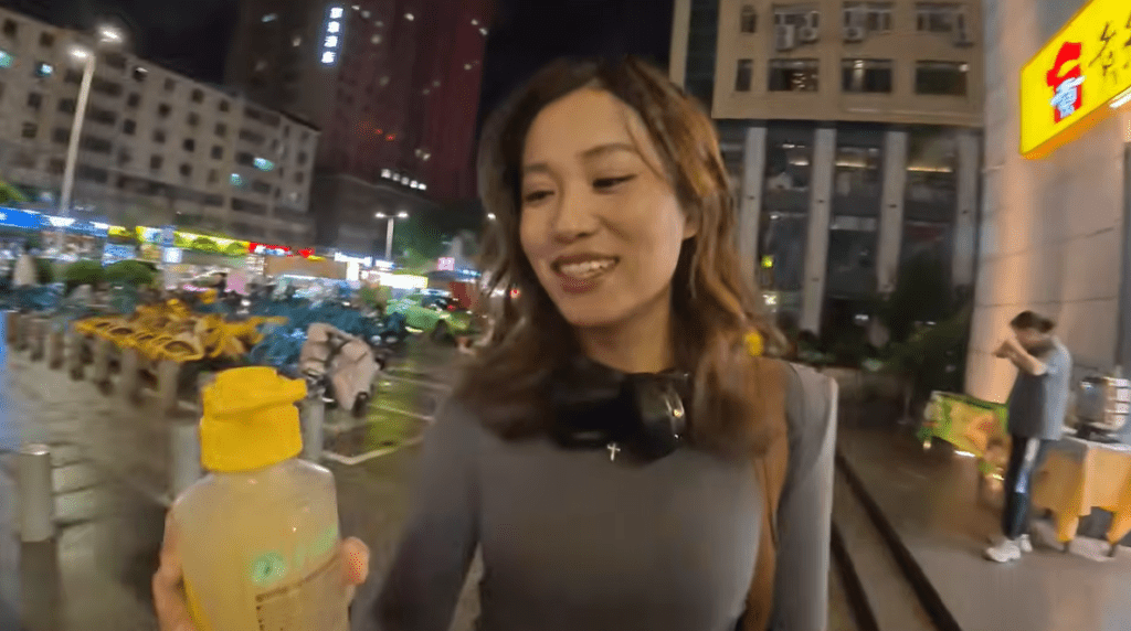 “20元麻辣烫”引爆辱华风波,英网红偷拍约会西安女教师。 “20元麻辣烫”引爆辱华风波,英网红偷拍约会西安女教师。