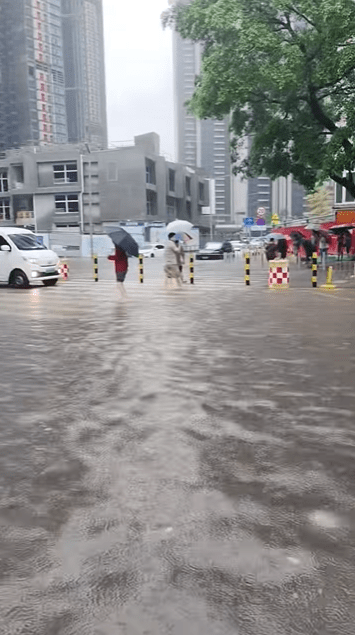 深圳18日暴雨致多地水浸。 抖音 深圳18日暴雨致多地水浸。 抖音