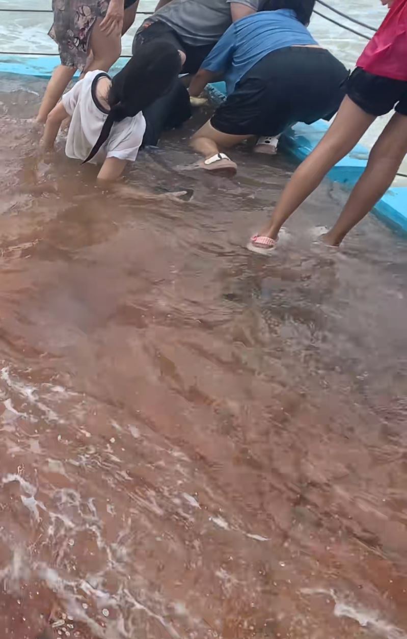 男童被海浪卷出护拦，幸多名旅客合力救回。抖音＠Sky__远渡