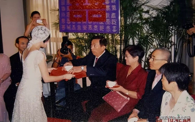 小S分享归宁宴上的大S， 大S穿旗袍拿相机笑容灿烂