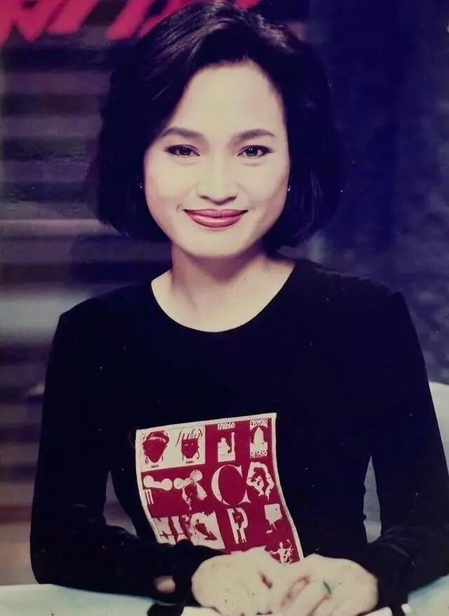 柯志恩公开昔日做娱乐主播时的旧照，曝陶晶莹...