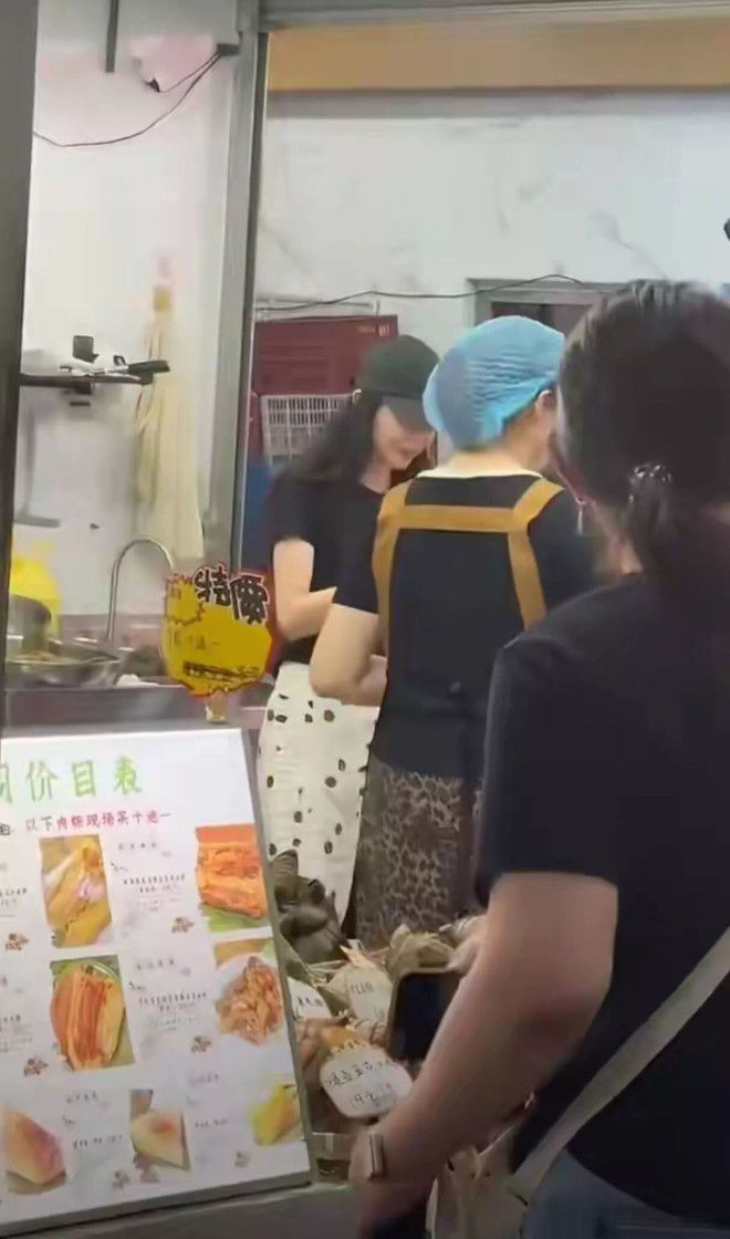 深圳街头偶遇刘浩存！素颜逛粽摊买粽子
