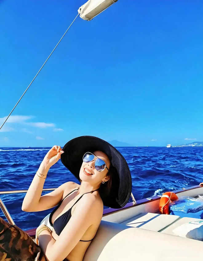 大嫂高叶海边比基尼大片火了!短发配金纹比基尼，松弛感直接拉满
