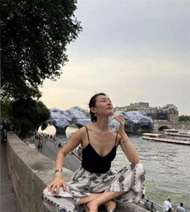 她是大家熟悉的演员，不拍戏在法国洗碗谋生