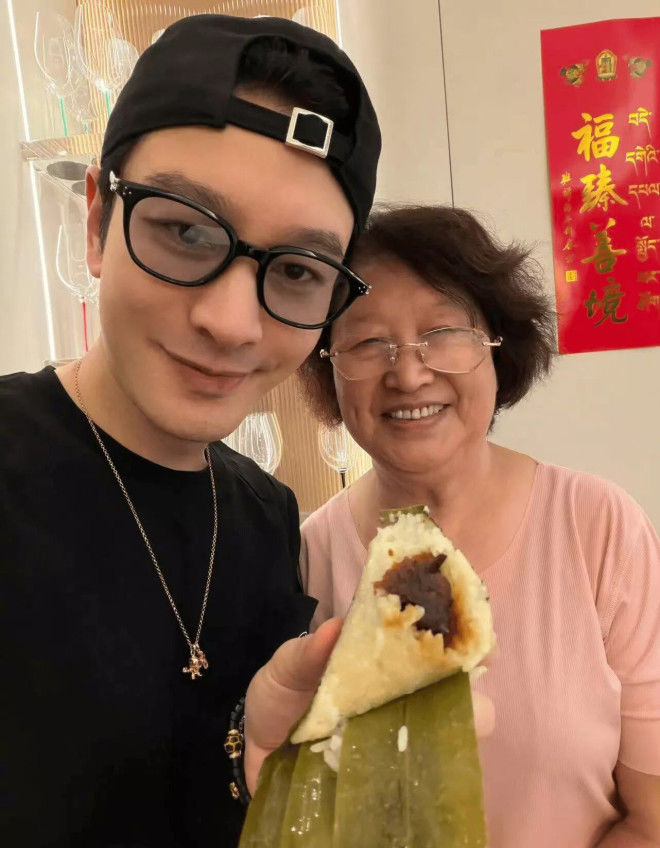 47岁黄晓明近况曝光！如今一家三口过端午
