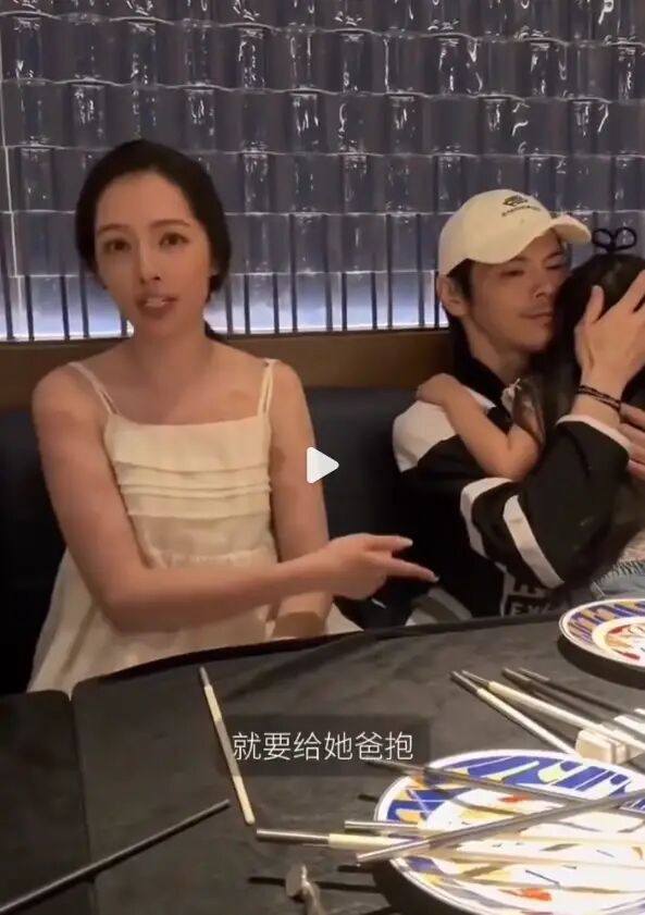 郭碧婷透露女儿很黏向佐：她从一出生就喜欢她爸