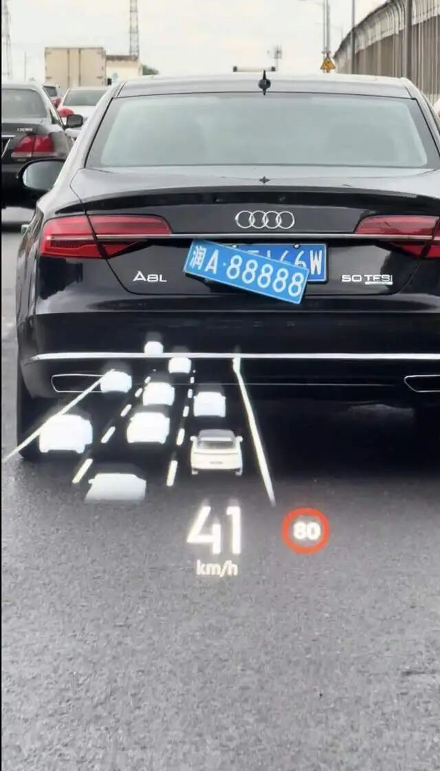 奥迪车悬挂套牌“润A88888”上路，交警回应