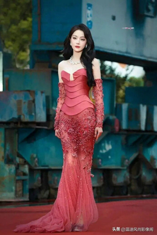 迪丽热巴玫粉高定回归封神：时隔 605 天，红毯女王的玫瑰与锋芒