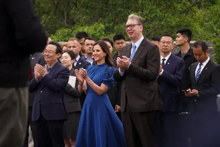 45岁塞尔维亚第一夫人惊艳长城!走路带风 曾是职业外交官