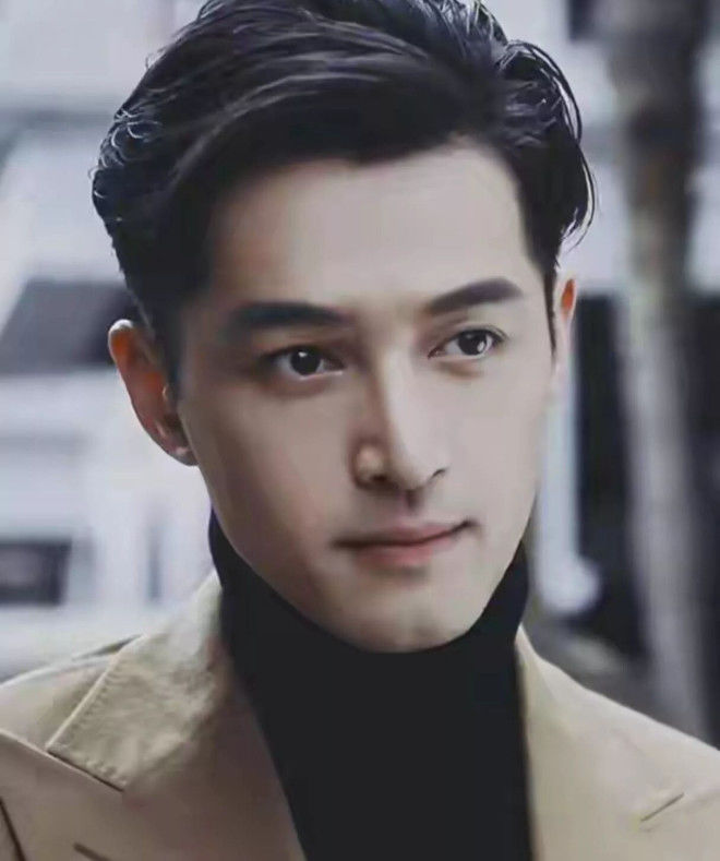 胡歌晒与小12岁妻子合照，黄曦宁穿搭朴素引争议