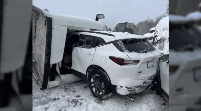 奇迹！加拿大女经纪 高速撞失控大卡车 毫发无伤