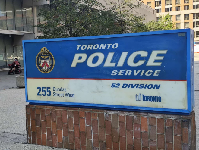 反腐调查深入，多伦多警察局长试图让更多涉事警员停职停薪