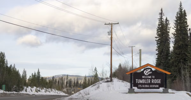 骑警对Tumbler Ridge中学枪击案的调查已结束，但学生仍无法返校