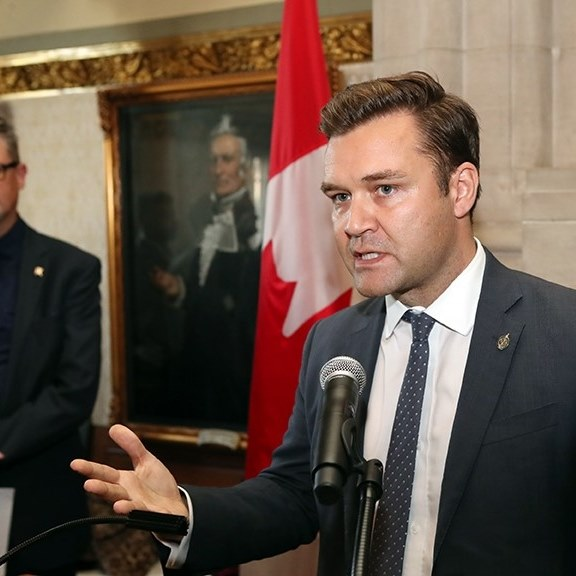 博励治指责倒戈加入自由党的保守党国会议员背叛选民