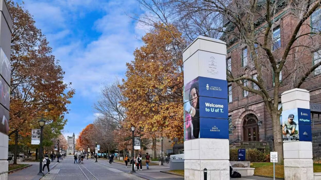 university of toronto campus with welcome to u of t sign