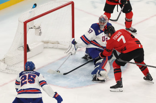 米兰冬奥会加拿大男子冰球队金牌战中1:2输给了美国队