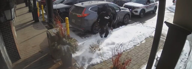 旺市两蒙面男子抢劫未遂，警犬+直升机追捕：一人躲后院棚屋被抓