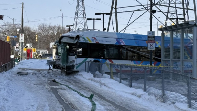 北约克Finch GO总站YRT巴士撞行人，多人受伤送医