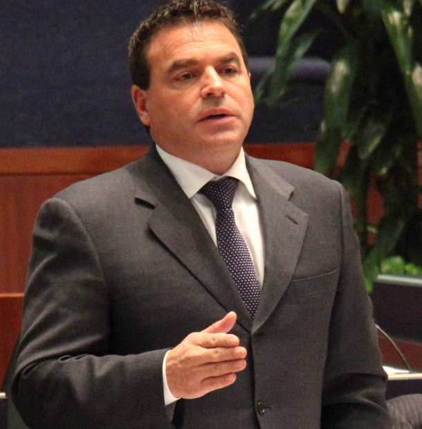 脱衬衫抗议,建议开妓院: 多伦多政坛麻辣人物,前议员马莫尼提去世