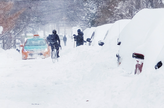 多伦多部分人行道积雪数周没铲干净，为何不雇佣市民人工铲雪？