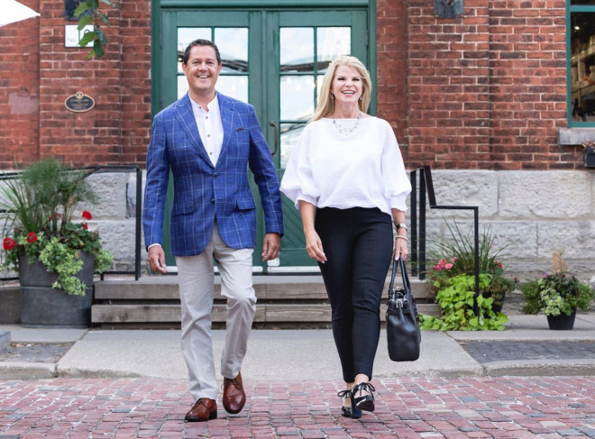 他曾带着鲜花参加她丈夫的葬礼并拥抱安慰，如今却骗光了她的积蓄