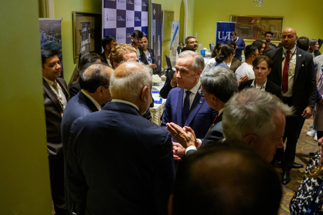 Prime Minister Carney meets with university students and representatives in Mumbai, India.