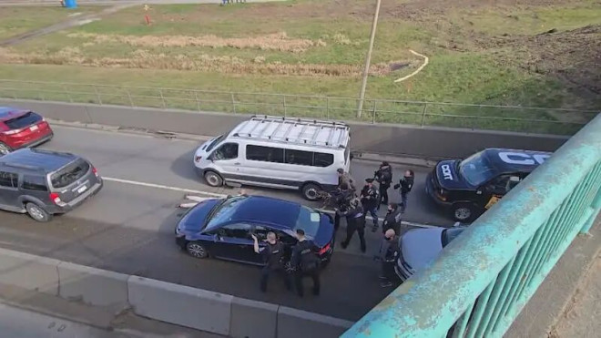 像拍电影大片！警方在隧道口抓捕嫌犯 交通瘫痪数小时