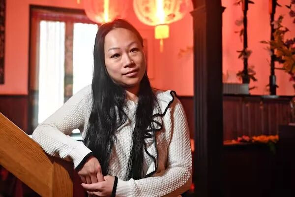 中国新年饰品太好看，刚挂几天就被偷！餐厅经理提醒小偷