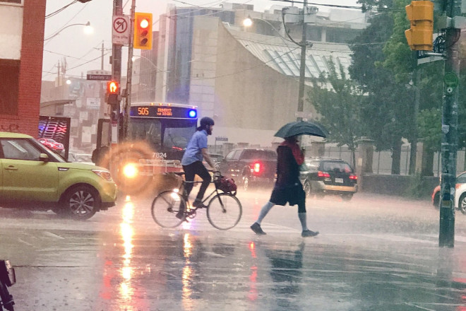惊雷震天！多伦多再迎大雨、雷暴，早高峰通勤请小心